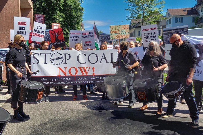 Activistas sindicales se manifiestan a la entrada de la junta anual de accionistas de Glencore en Zug, Suiza