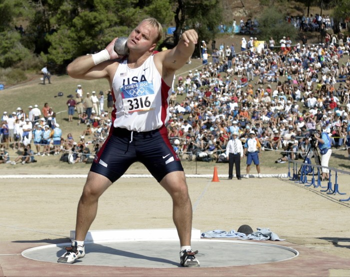 El lanzador de peso estadounidense Adam Nelson recibió su medalla de oro de 2004 en un patio de comidas del aeropuerto de Atlanta en 2013.