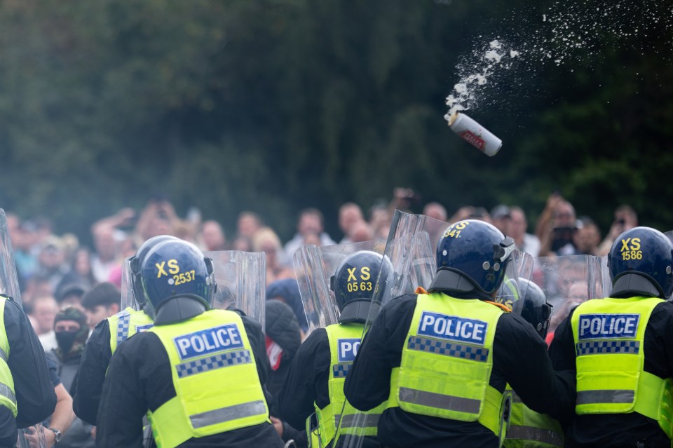 La policía antidisturbios reprime a los manifestantes frente al hotel Holiday Inn Express en Rotherham