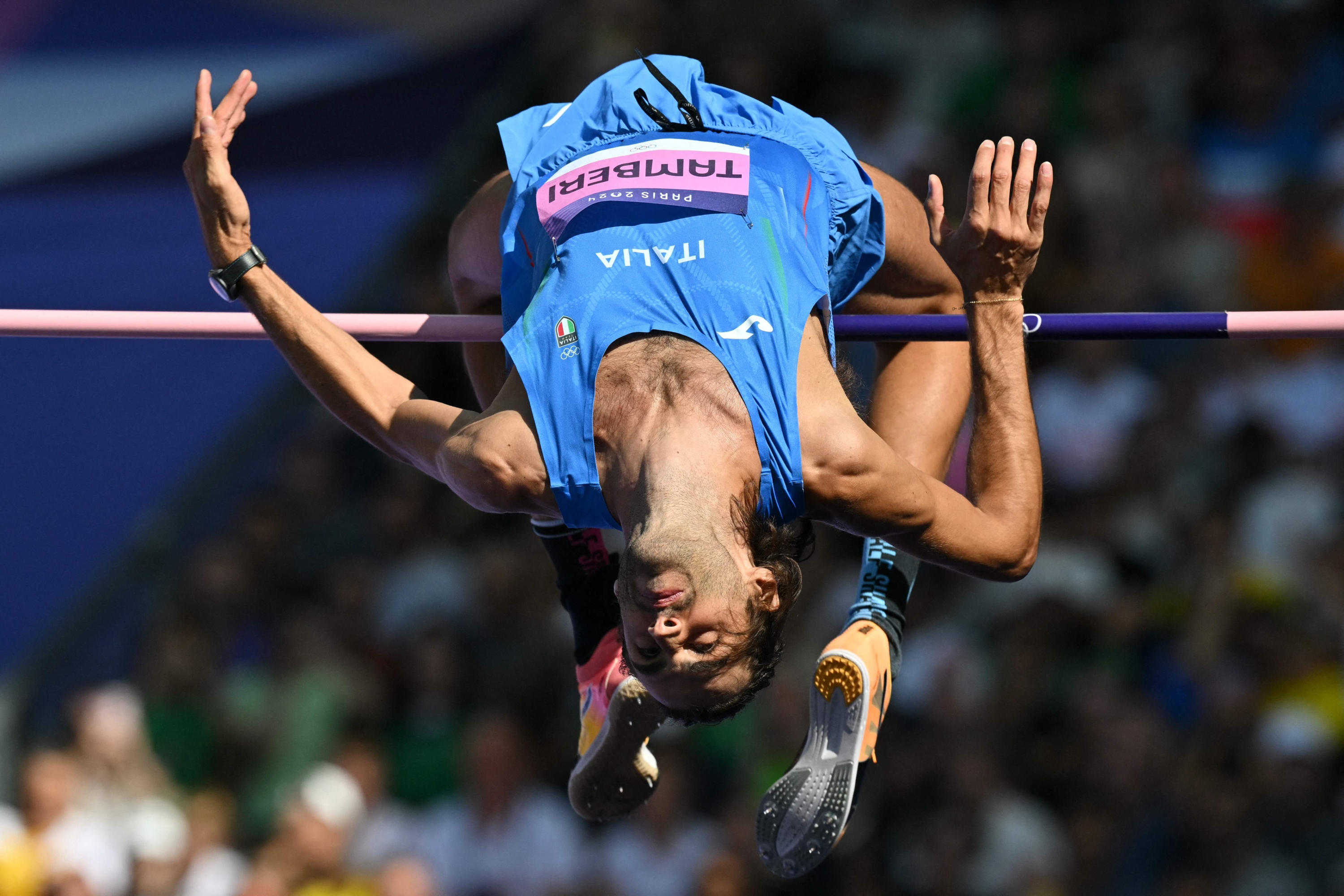 TOPSHOT - El italiano Gianmarco Tamberi compite en la clasificación de salto de altura masculino de la prueba de atletismo de los Juegos Olímpicos de París 2024 en el Stade de France en Saint-Denis, al norte de París, el 7 de agosto de 2024. (Foto de Andrej ISAKOVIC / AFP)