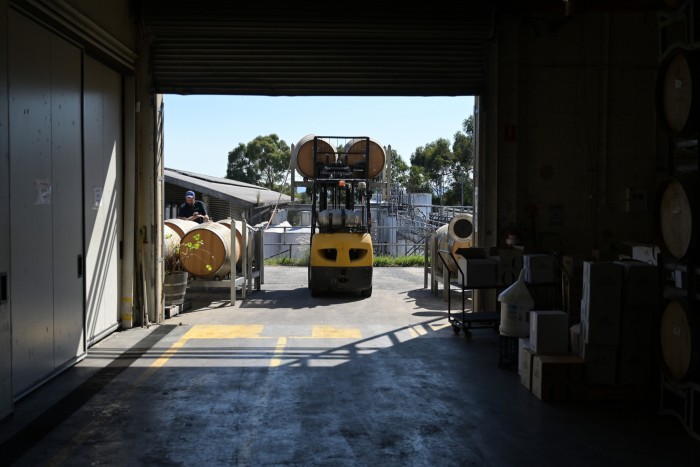 Barricas de vino y equipamientos