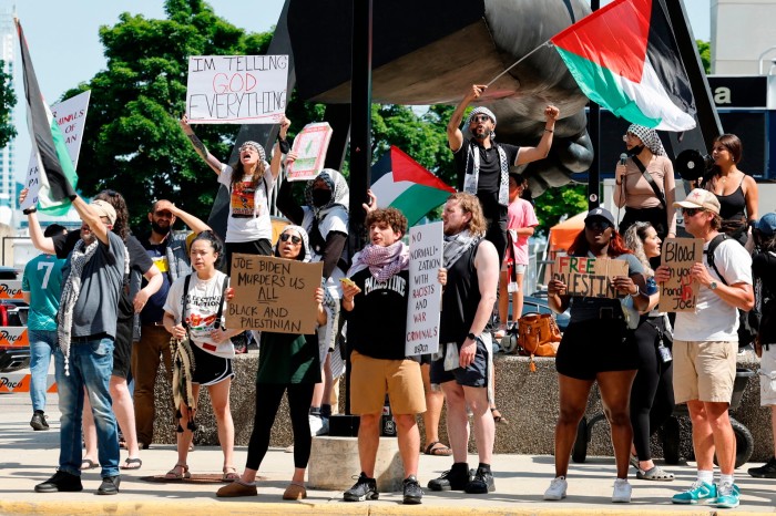 Los manifestantes protestan afuera mientras el presidente Joe Biden asiste a la cena del Fondo de Libertad de la NAACP en Detroit, Michigan, en mayo.