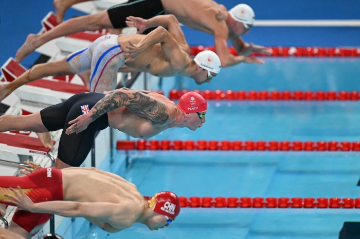 El británico Adam Peaty compite en la final de los 100 metros braza masculinos 