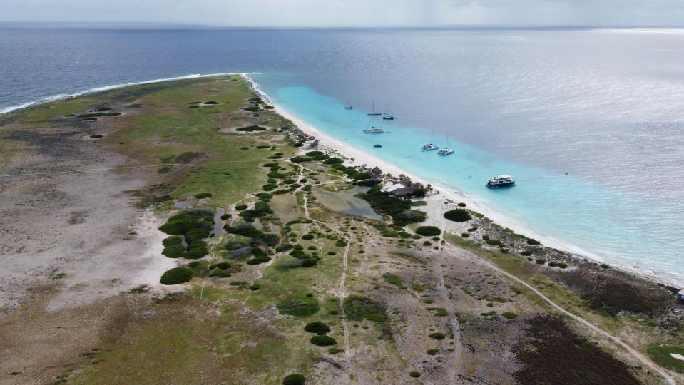 La isla desinhibida es estéril pero los turistas la visitan en excursiones de un día.