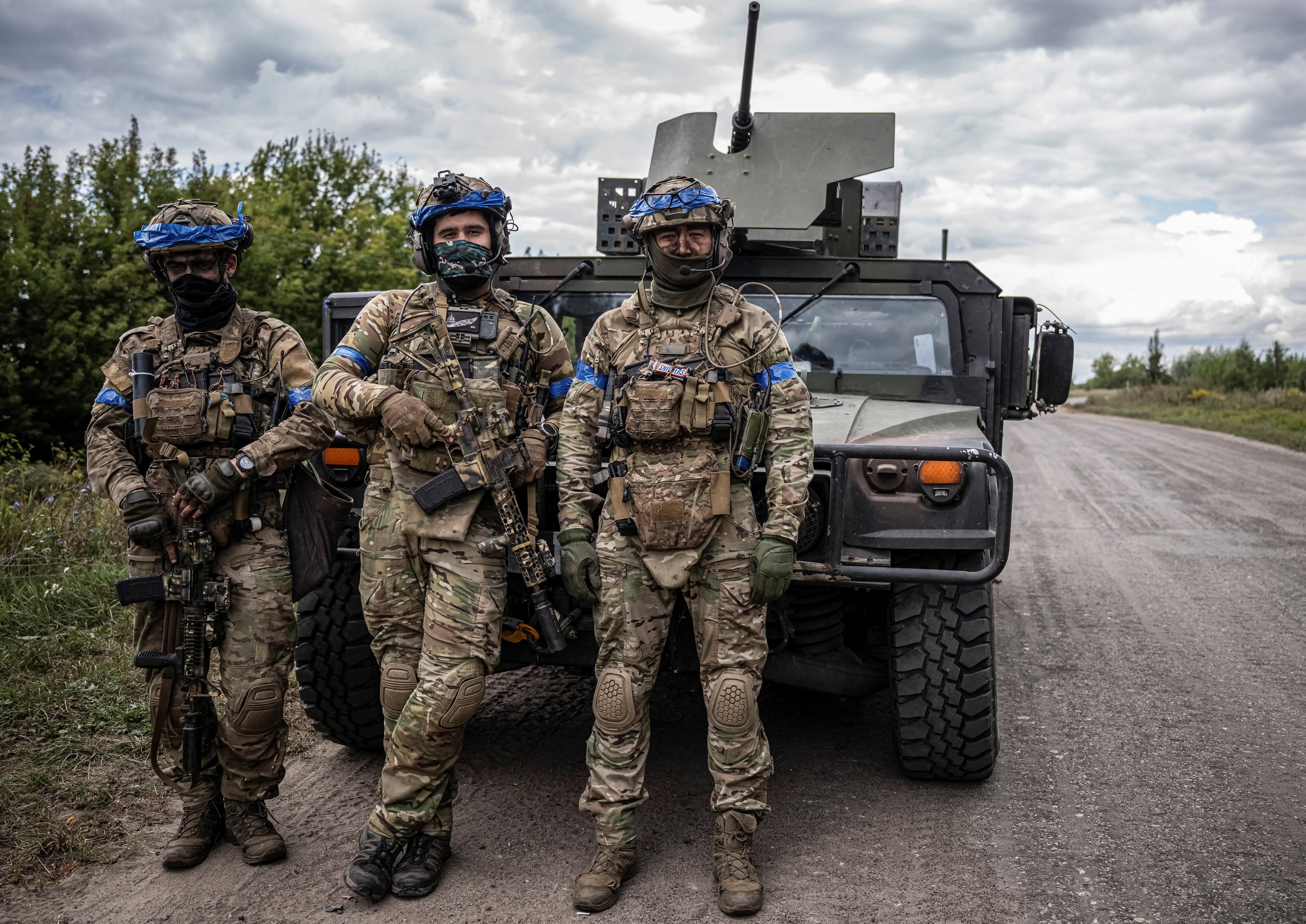 Las tropas ucranianas posan con un Humvee durante la invasión