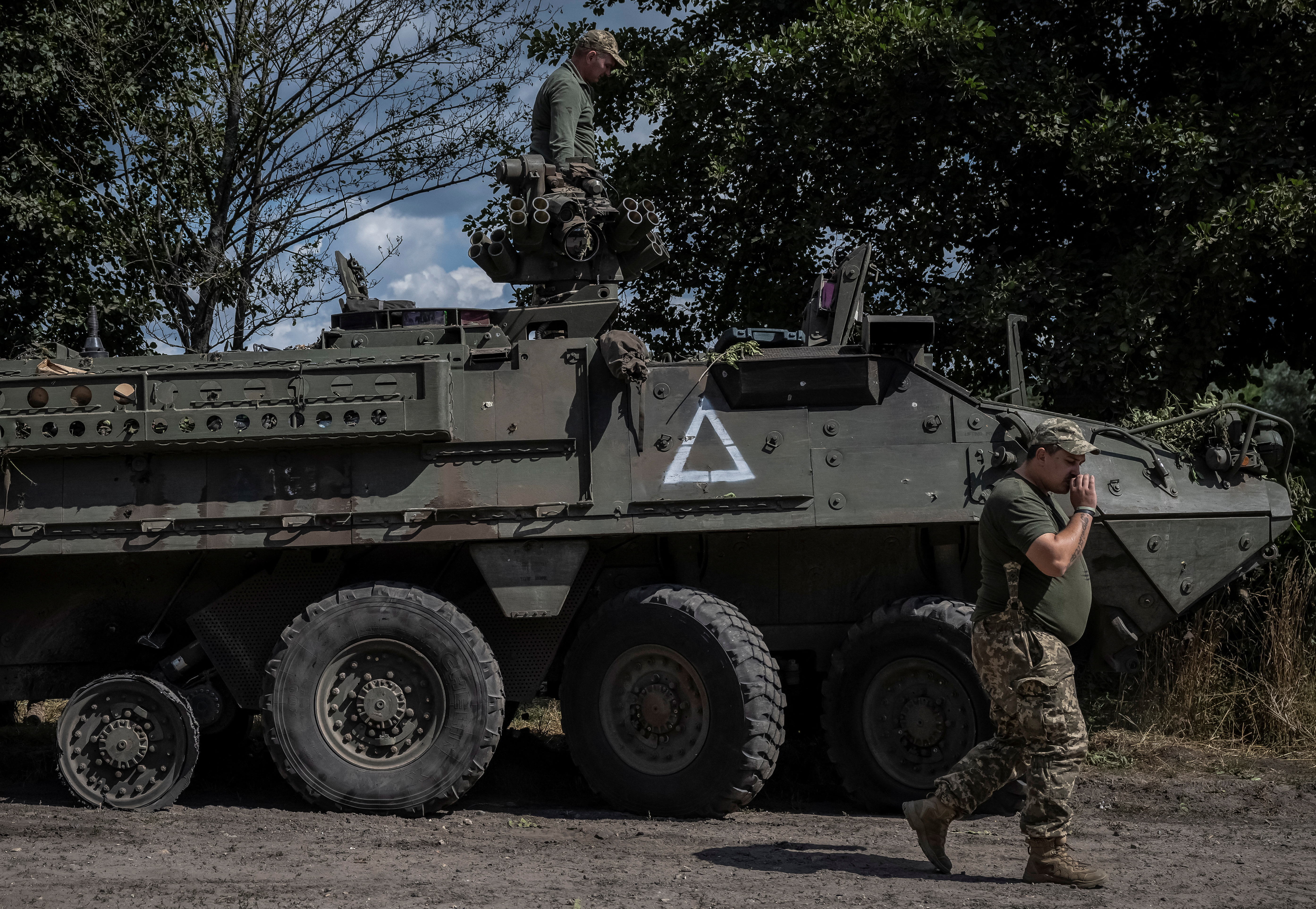 Tanque ucraniano con el símbolo del ejército, el 