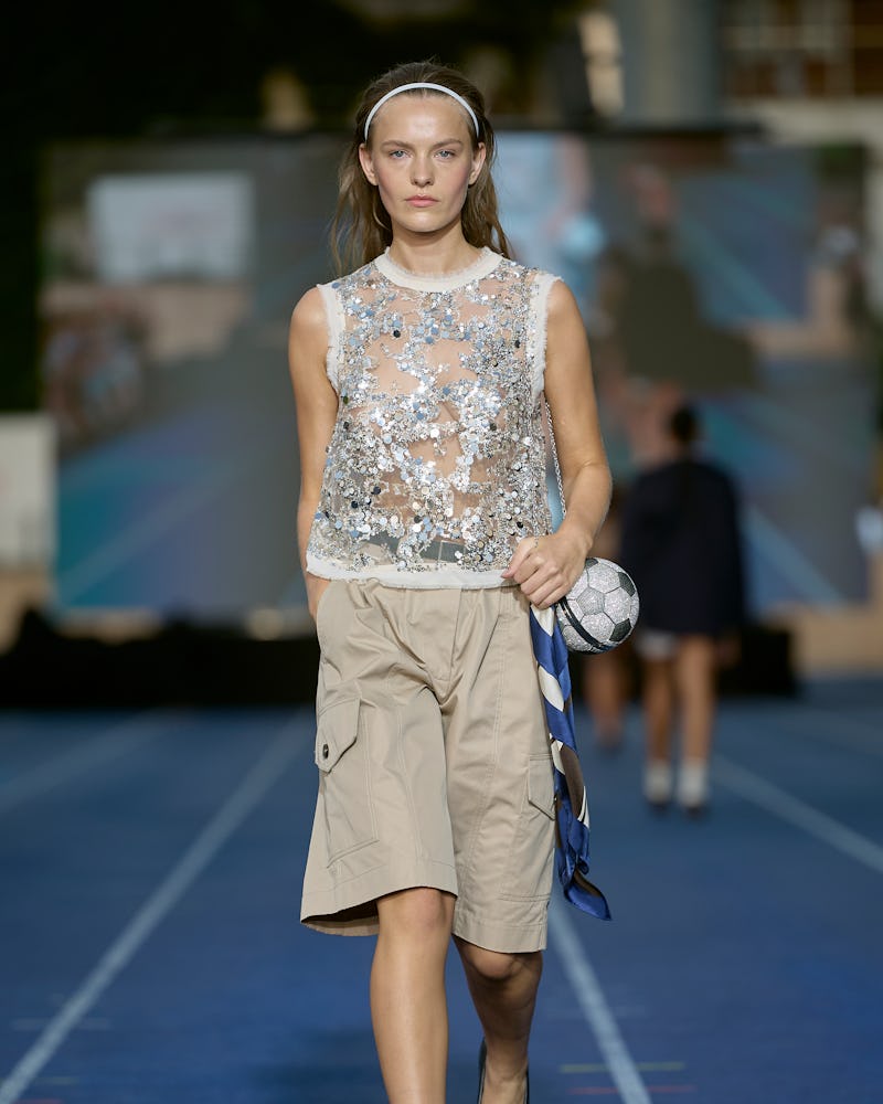 Una modelo camina por la pasarela en el desfile de Baum und Pferdgarten durante la Semana de la Moda de Copenhague SS25 