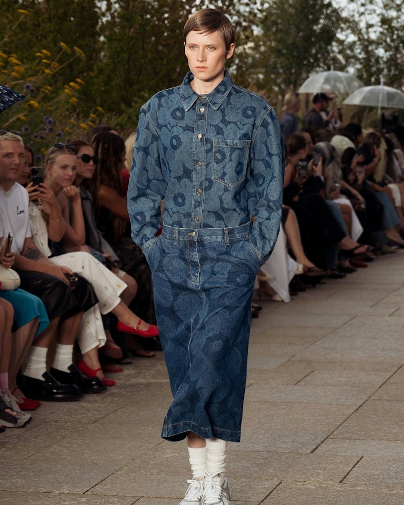   Una modelo camina por la pasarela en el desfile de Marimekko durante la Semana de la Moda de Copenhague SS25 