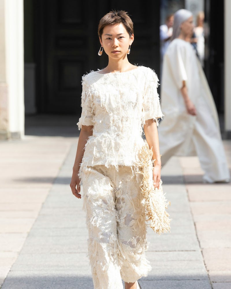 Una modelo camina por la pasarela en el desfile de Mark Kenly Domino Tan durante la Semana de la Moda de Copenhague SS25 