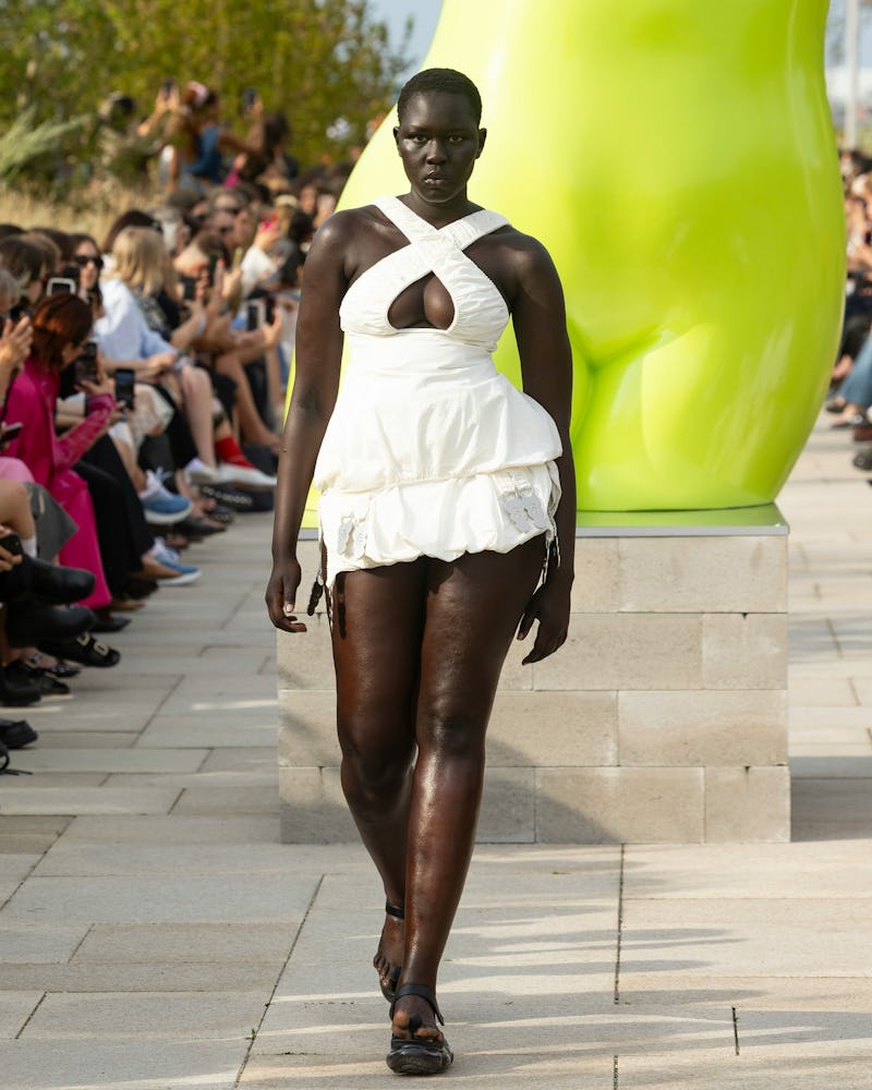 Una modelo camina por la pasarela en el desfile de Sinead O'Dwyer durante la Semana de la Moda de Copenhague SS25