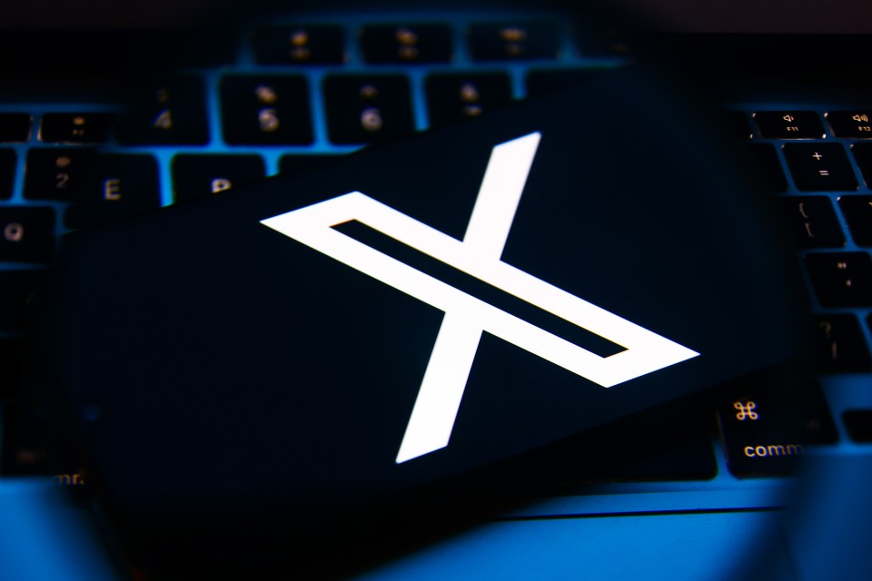 El logotipo de X, el antiguo Twitter, se proyecta en un teléfono móvil para una foto ilustrativa