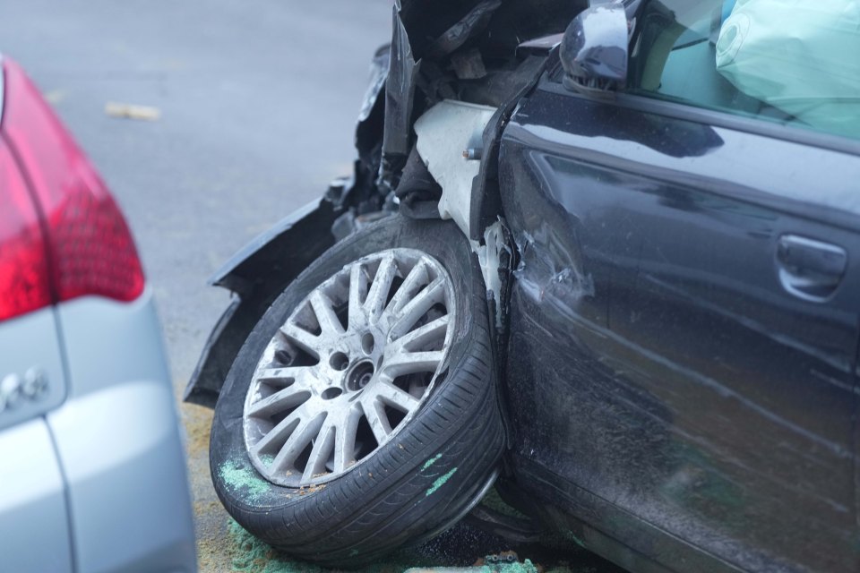 El coche en el centro del caos resultó gravemente dañado.