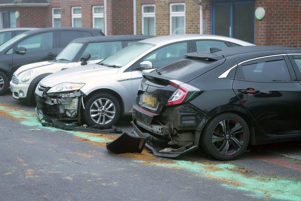 Varios vehículos estacionados a lo largo de la calle resultaron dañados.