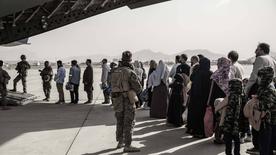 Archivo: Evacuados esperan para abordar un Boeing C-17 Globemaster III durante una evacuación en el Aeropuerto Internacional Hamid Karzai, Kabul, Afganistán. 