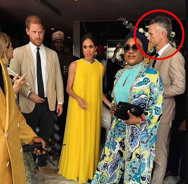 Harry y Meghan en Lagos con Josh Kettler a su lado