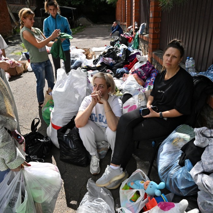 Los residentes de Sudzha esperan ser evacuados en las afueras de la ciudad.