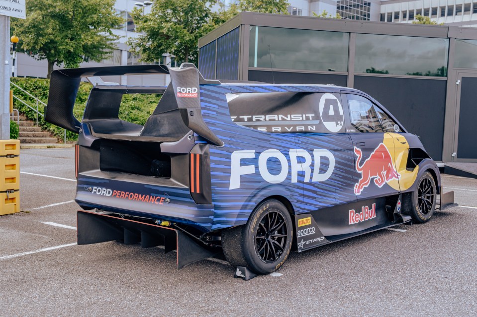 Y el Supervan 4 eléctrico de 2.000 CV en una fiesta 'Transit Day' en el Centro Técnico Dunton de Ford en Essex