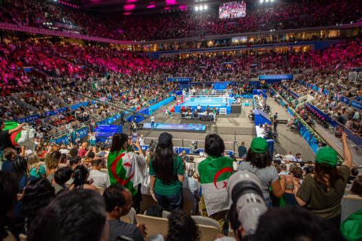 Los aficionados argelinos aplauden durante la pelea de Imane Khelif de Argelia en la final femenina de 66 kg contra Liu Yang de la República Popular China. 