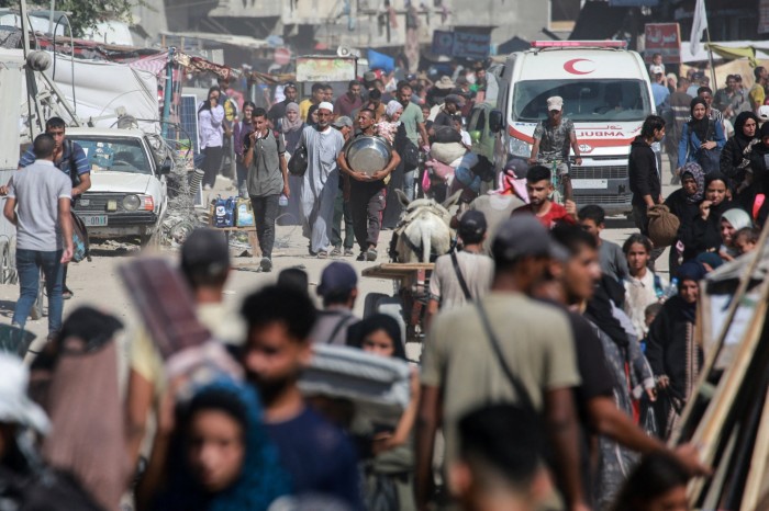 Los habitantes de Gaza desplazados abandonan una zona en el este de Khan Younis después de una orden de evacuación israelí el 8 de agosto