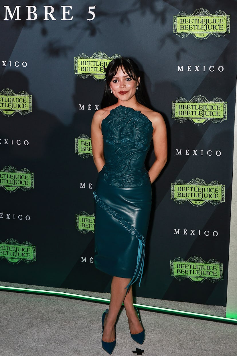 NAUCALPAN DE JUÁREZ, MÉXICO - 14 DE AGOSTO: Jenna Ortega posa durante el festival de fans 'Beetlejuice Beetlejuice'...