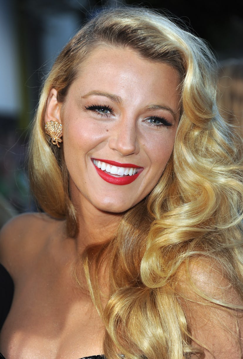 Rizos al estilo antiguo de Hollywood de Blake Lively