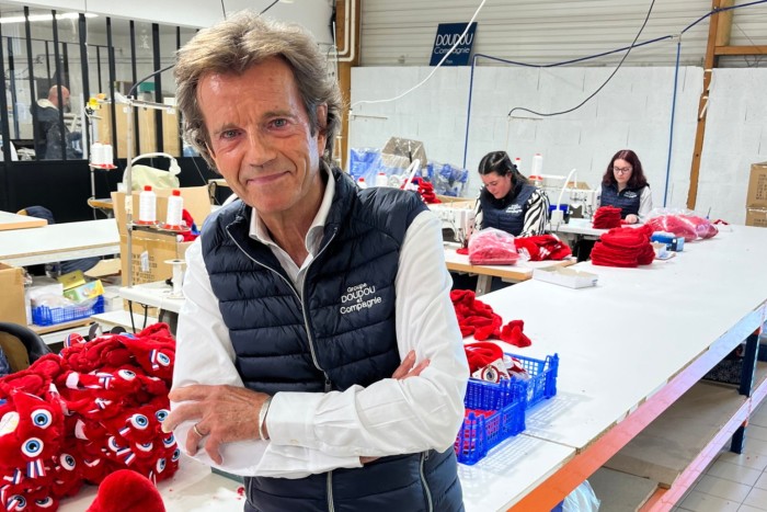 El cofundador de Doudou et Compagnie, Alain Joly, en una fábrica en Bretaña, Francia