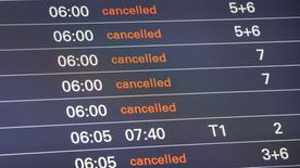 La pantalla del aeropuerto muestra los vuelos como "cancelado" a. (imagen del símbolo)