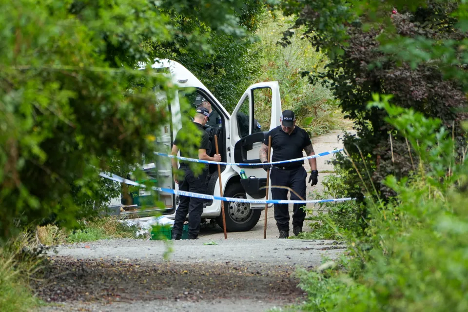 Policías en la escena del incidente en el camino rural de Brantham