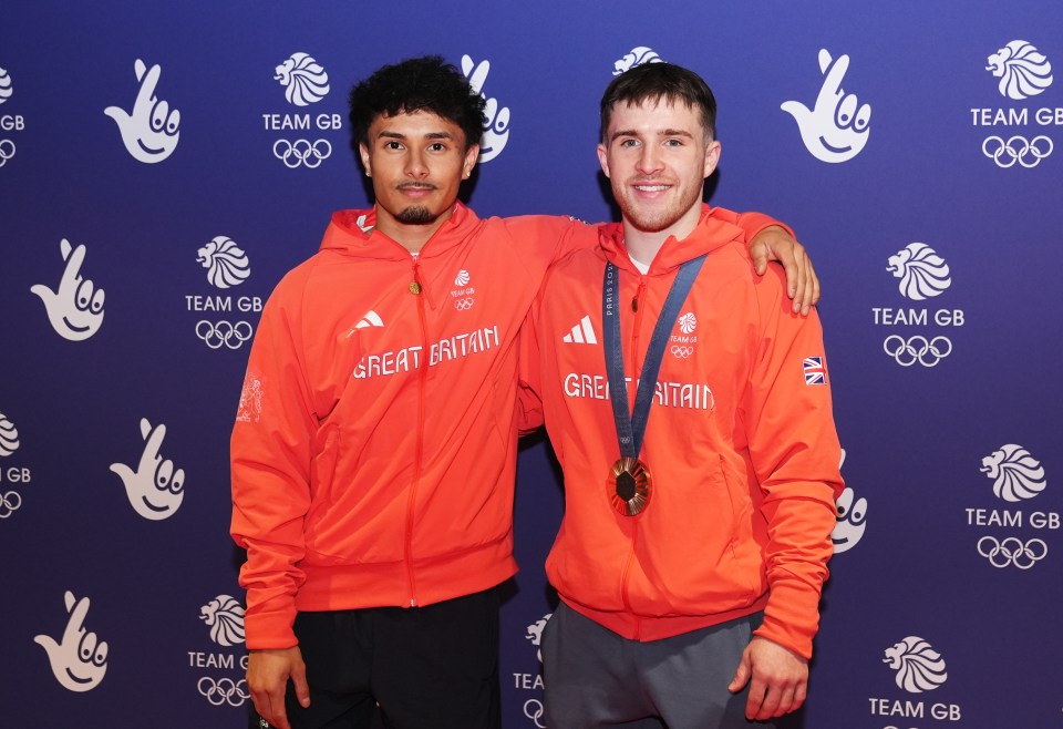 Los gimnastas ganadores de medallas de bronce Jake Jarman y Harry Hepworth