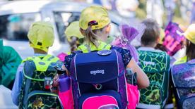 Los niños de primer grado van a la escuela con mochilas y mochilas escolares.