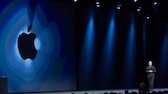 Apple Keynote 2022 Tim Cook en el escenario con el logo de Apple