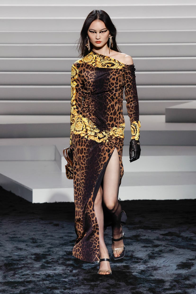 MILÁN, ITALIA - 23 DE FEBRERO: Una modelo camina por la pasarela durante la colección Versace Ready to Wear Otoño/Invierno 2020...