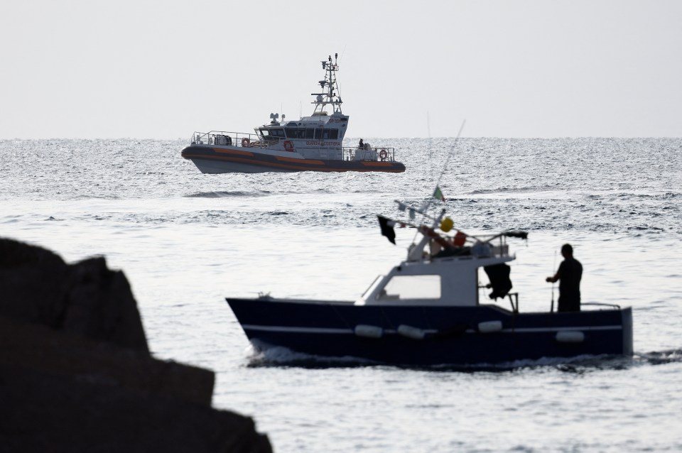 Un barco de la guardia costera opera en el mar para buscar a los desaparecidos