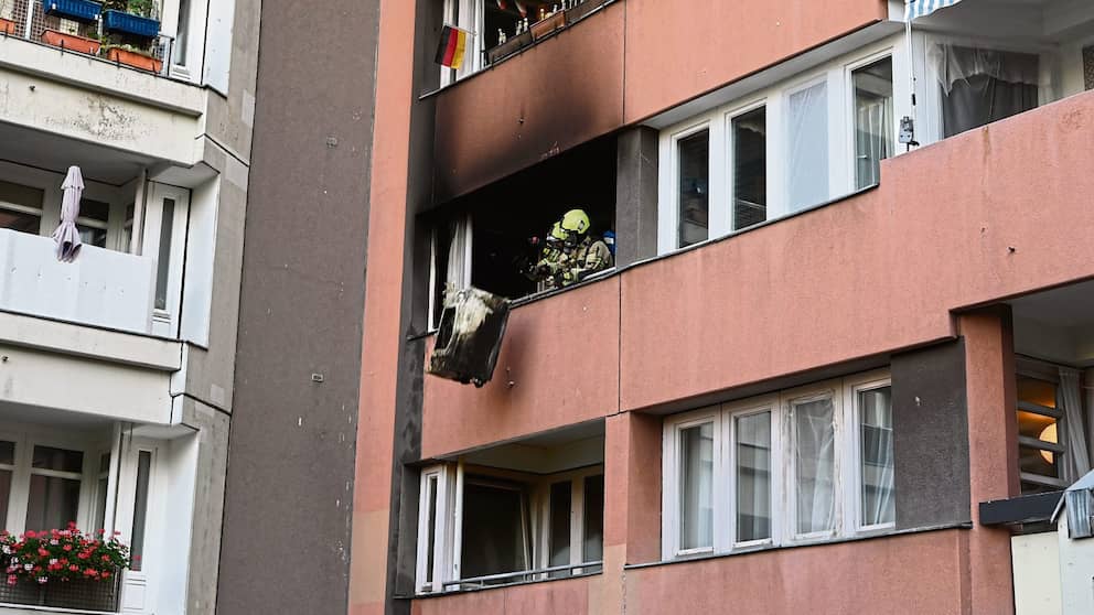 Los bomberos están en el apartamento que se incendió