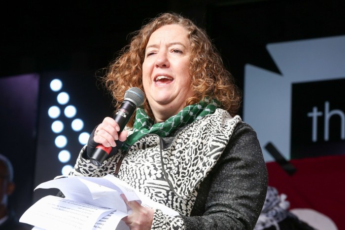 Fran Heathcote, secretaria general del sindicato PCS, habla en una manifestación contra el racismo frente al Ministerio del Interior en Westminster