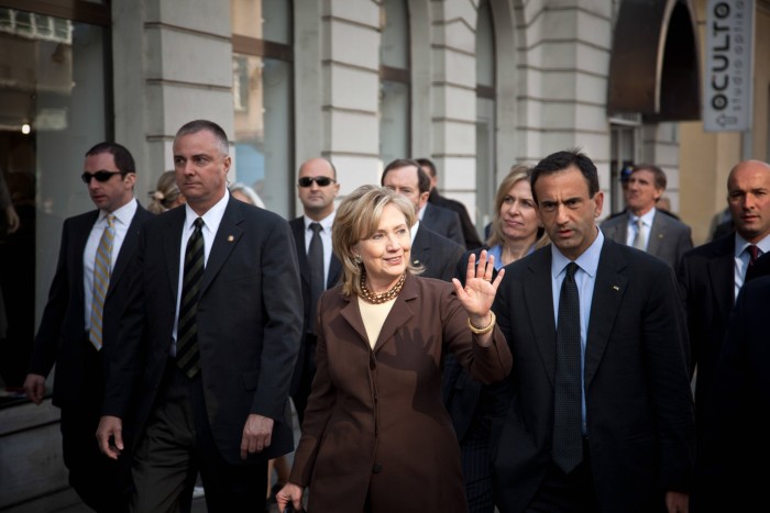 Hillary Clinton y Philip Gordon caminan en Sarajevo, Bosnia y Herzegovina, el 12 de octubre de 2010