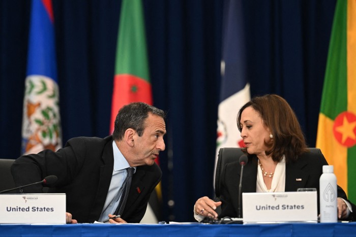 Philip Gordon, a la izquierda, y Kamala Harris durante una reunión con líderes del Caribe durante la IX Cumbre de las Américas en Los Ángeles, California, en 2022