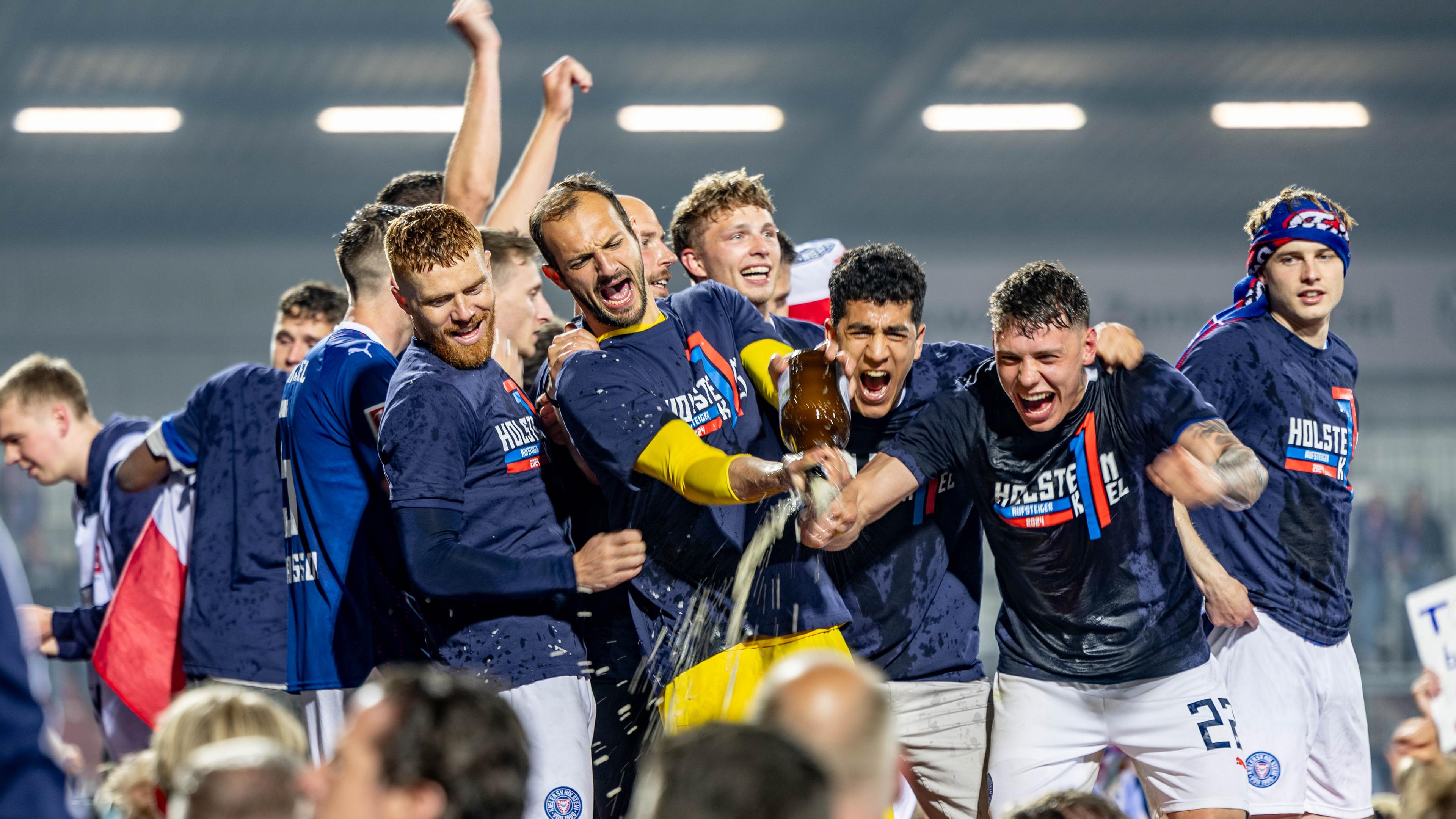 Los jugadores del Holstein Kiel celebran su ascenso junto a los aficionados.