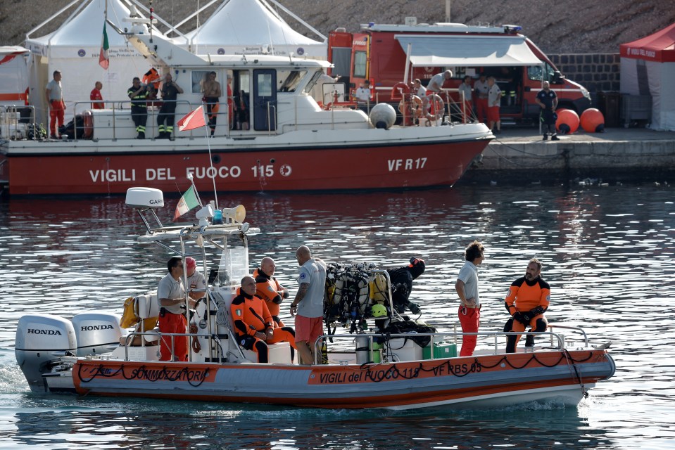 Un barco de rescate con buzos a bordo en el puerto de Porticello el viernes por la mañana.