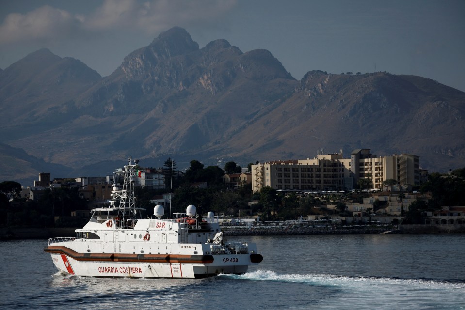 Un barco de la Guardia Costera aparece en la imagen frente al hotel Domina Zagarella Sicilia, donde se alojan los supervivientes.