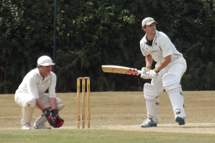 Un bateador en acción en el club de cricket Horsted Keynes