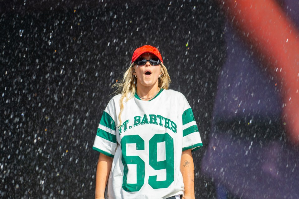 Renee Rapp tuvo que cancelar su actuación en Leeds y más tarde la lluvia la sacó del escenario después de que la lluvia acumulada en el techo cayera sobre su escenario en Reading.