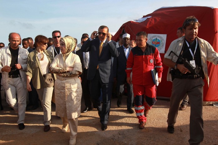 El presidente turco Recep Tayyip Erdoğan, en el centro, y su esposa Emine, en el centro a la izquierda, visitan un hospital de campaña en Mogadiscio, Somalia, en 2011