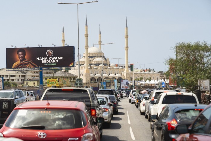 Tráfico intenso cerca de la Mezquita Nacional de Ghana en Accra