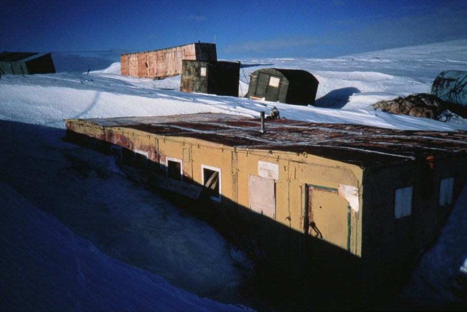 La estación ahora no es más que un edificio de metal abandonado a su suerte en lo alto de un acantilado.