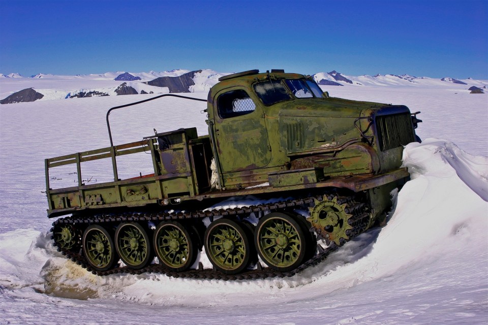 También se pueden ver dispersos por la nieve vehículos que alguna vez utilizaron los investigadores.