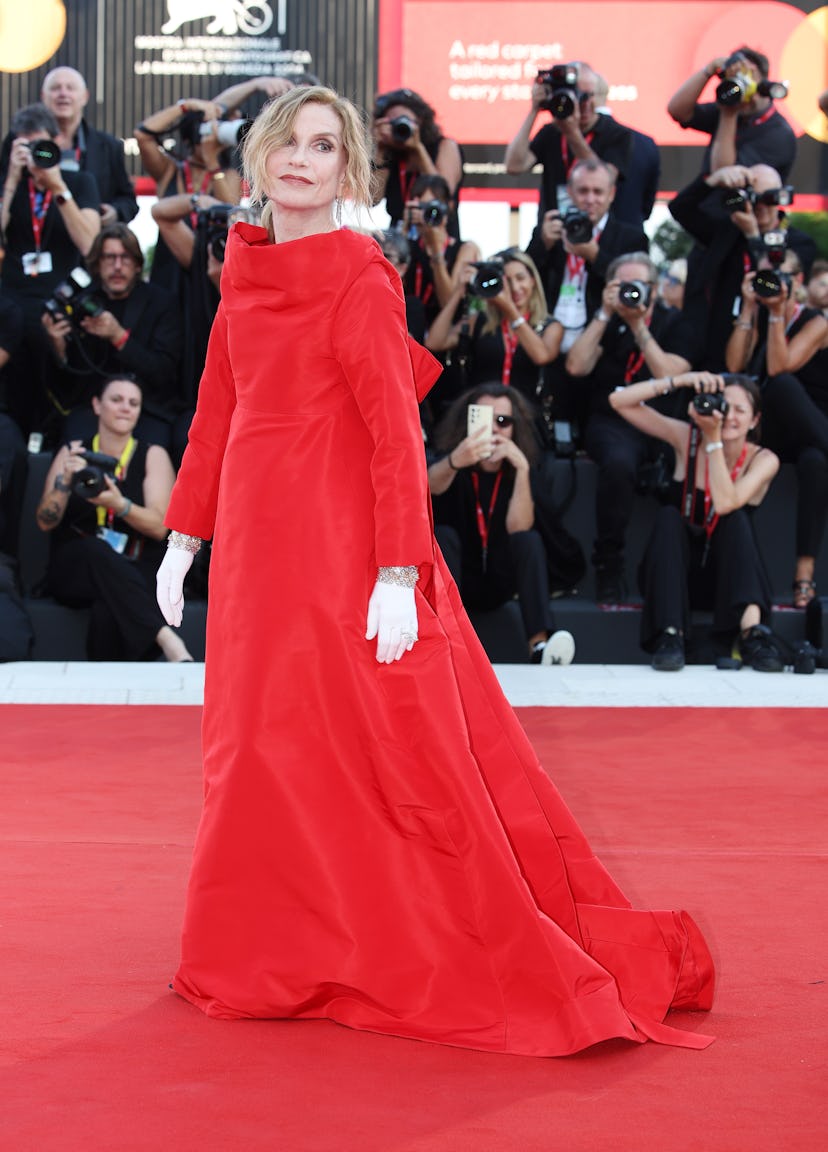 VENECIA, ITALIA - 28 DE AGOSTO: La presidenta del jurado, Isabelle Huppert, asiste a la alfombra roja de la película "Escarabajo...