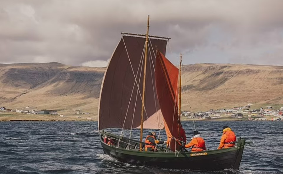 La réplica del barco pesquero funcionaba con velas y remos.