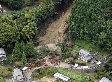 Esta fotografía aérea muestra el deslizamiento de tierra en Gamagori, Prefectura de Aichi. Antes de que llegara el tifón, fuertes lluvias provocaron un deslizamiento de tierra que enterró una casa en el centro de la ciudad de Gamagori.