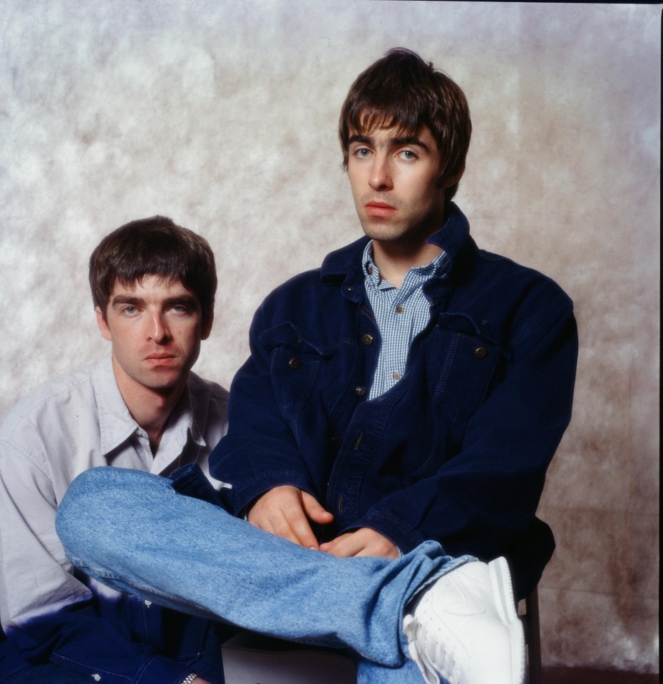 Liam reclutó a su hermano mayor Noel para la banda, unos meses después de su existencia en los años 90.